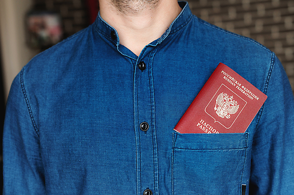 포토 JPG 해외이미지 옷 남자 여행 백그라운드 셔츠 신체 비즈니스 휴가 새로움 사람 사람없음 파란색 여행객 자유 청바지 닫기 공항 주머니 묘사 문서 보안 여권 신분 통과 신분증 이민 해외202309 해외포토 컬러 이동 컨셉 상의 바지 교통시설 모션 안전 증명서 파일형식