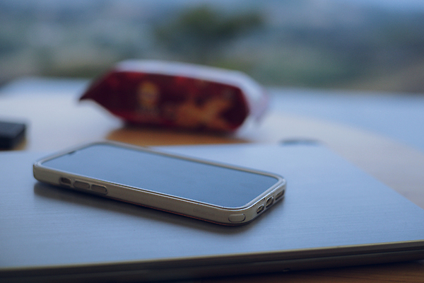 포토 JPG 해외이미지 디자인 종이 백그라운드 컨셉 인터넷 비즈니스 통신 탁자 모바일 사람없음 목재 단어 노트북 스마트폰 핸드폰 컴퓨터 우주 디지털 스크린 검은색 공백 터치 흰색 어플리케이션 연결 전화기 스마트 책상 해외202309 해외포토 나무 문자 컬러 가구 재료 전자제품 스마트기기 파일형식