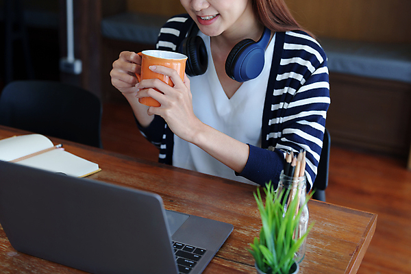 포토 JPG 해외이미지 직업 학생 라이프스타일 여자 교육 백그라운드 컨셉 인터넷 비즈니스 통신 가정 회의 설계 실내 한명 사람 성인 가로 노트북 학습 스터디 컴퓨터 헤드폰 듣기 관찰 작업 비즈니스우먼 가르침 연결 강의 무선전화기 스마트 책상 대학교 부름 온라인 동영상 영상통화 온라인강의 해외202309 해외포토 1 음향기기 가구 학교 모션 내부 생활 전자제품 직장인 전화기 통화 파일형식 언택트