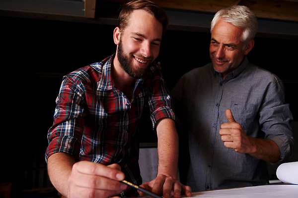 포토 JPG 해외이미지 백인 디자인 남자 행복 산업 아들 비즈니스 사업가 탁자 노동자 함께함 실내 대화 서기 사람 성인 두명 잡기 업무 작업 엔지니어 아빠 건축가 동료 측정 보여주기 장인 공학 문제해결 승인 견습생 견습기간 중소기업 해외202309 해외포토 서양인 직업 교육 감정 가구 컨셉 회사 가족 관계 모션 말하기 내부 기술자 파일형식