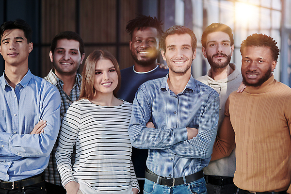 포토 JPG 해외이미지 직업 여자 남자 행복 중년 흑인 비즈니스 협력 노동자 실내 미소 사람 정장 여러명 성인 가로 컬러풀 사무실 우정 표현 비즈니스맨 비즈니스우먼 그룹 우아함 전문직 동료 흥분 개성 예복 정중 패기 성인만 해외202309 해외포토 서양인 옷 감정 컬러 다수 컨셉 관계 표정 내부 친구 직장인 자신감 파일형식