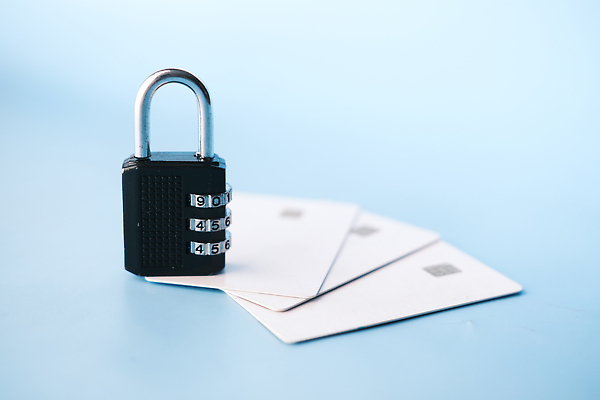 포토 JPG 해외이미지 인터넷 자물쇠 안전 사람없음 컬러풀 정보 네트워크 신용카드 암호 보호 위험 사이버 잠금 보안 신분 백신 사생활 해외202309 해외포토 컬러 컨셉 의학 금융 파일형식