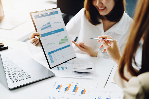 포토 JPG 해외이미지 직업 상의 비즈니스 통신 성공 그래프 설계 아이디어 대화 사람 두명 금융 경제 사무실 정보 성장 발표 가르침 결과 계획 상담원 위험 토론 고객 분석 동료 보고서 경영자 문서 투자 평가 해결 회계 개발 경영 관리자 마케팅 프로젝트 브레인스토밍 해외202309 해외포토 옷 교육 컨셉 관계 말하기 사무원 리더 파일형식