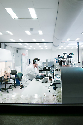 포토 JPG 해외이미지 교육 과학 장갑 병원 현미경 실험 주사기 한명 치료 약 장비 의사 코트 가운 업무 바늘 실험실 바이러스 질병 생명공학 컨테이너 과학자 분석 생물학 미생물 튜브 주사약 개발 돌봄 백신 복용 예방주사 화학물질 화학자 살균 코로나바이러스 해외202309 해외포토 직업 1 잡화 옷 산업 컨셉 의학 의료기기 모션 생물 실험기구 사람 외투 의료진 도구 작업 화학 예방 학자 파일형식