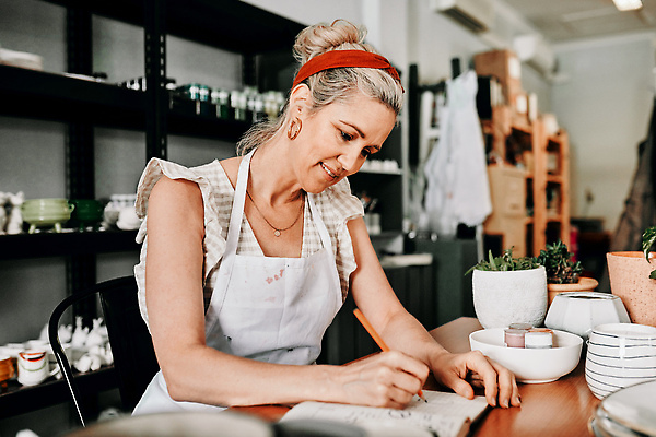 포토 JPG 해외이미지 그릇 여자 행복 선반 한명 앉기 상반신 성인 옆모습 펜 귀걸이 공책 앞치마 기록 도자기 작업실 도예가 성인여자한명만 해외202309 해외포토 직업 1 식기 감정 뷰포인트 가구 장신구 모션 문구용품 사람 필기구 여자한명만 성인여자만 파일형식