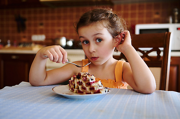 포토 JPG 해외이미지 백인 전통 접시 열매 행복 유럽 어린이 음식 다이어트 디저트 요리 한명 인테리어 과자 초콜릿 식사 축하 신선 생일 맛 아침식사 굽기 먹기 피라미드 서빙 칼로리 페스츄리 해로움 핸드메이드 맛있는 해외202309 해외포토 서양인 식물 1 식기 건축물 디자인 기념일 감정 나라 빵 컨셉 모션 건강 사람 구이 랜드마크 파일형식
