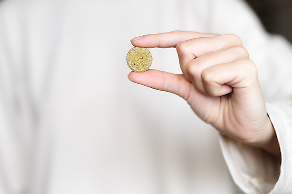 포토 JPG 해외이미지 손 여자 백그라운드 컨셉 손가락 건강 사람 사람없음 치료 알약 약 건강관리 잡기 약국 허브 유기농 처방 보여주기 비타민 테라피 조제 내추럴 돌봄 복용 진통제 해외202309 해외포토 식물 웰빙 의학 모션 관리 신체부위 뷰티 만들기 영양소 파일형식