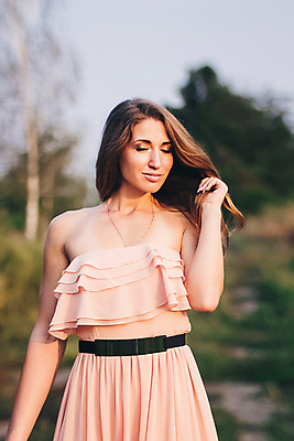 포토 JPG 해외이미지 모델 모자 손 드레스 꽃 분홍색 밭 손가락 자연 하늘 바람 친절 따뜻함 한명 사람 야외 여름 빛 금발 햇빛 태양 뷰티 유행 맑음 일몰 낭만 자유 붓 원형 개화 손톱 밀 허브 피부 밀짚 세이지 우크라이나 오데사 해외202309 해외포토 자연요소 도형 식물 1 헤어스타일 잡화 옷 계절 유럽 컬러 컨셉 농업 날씨 곡류 신체부위 노을 짚 생태계 파일형식