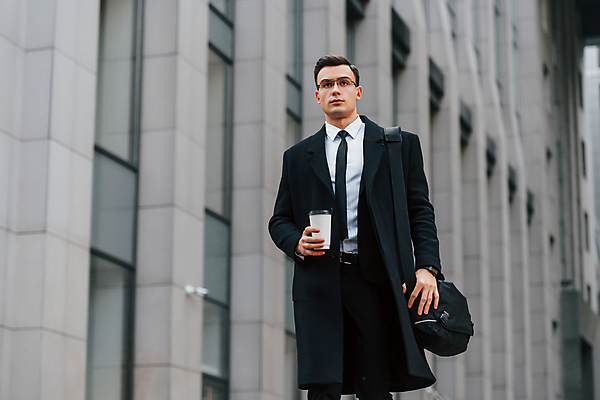 포토 JPG 해외이미지 응시 남자 안경 가방 한명 들기 정장 상반신 성인 앞모습 도시 직장인 비즈니스맨 스마트 테이크아웃컵 성인남자한명만 해외포토 직업 1 시선 잡화 옷 뷰포인트 컨셉 비즈니스 모션 사람 컵 남자한명만 성인남자만 파일형식