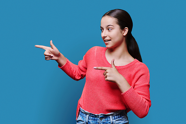 포토 JPG 해외이미지 모델 학생 라이프스타일 손 여자 행복 감정 백그라운드 텍스트 실내 한명 10대 뷰티 유행 우주 기쁨 흰색 가리킴 표현 최고 상품 사인 긍정 추천 보여주기 승진 방법 조언 스타일 카피스페이스 비어있는 해외202309 해외포토 1 컬러 컨셉 모션 청소년 사람 손짓 내부 생활 신체부위 공백 파일형식