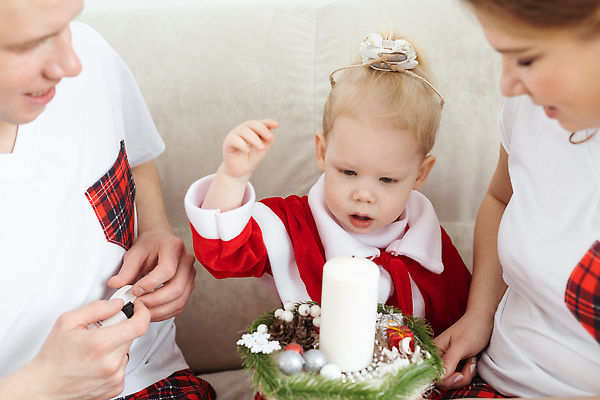 포토 JPG 해외이미지 백인 응시 여자 남자 크리스마스 초 가족 휴가 상반신 성인 앞모습 옆모습 세명 손들기 아기 해외202309 해외포토 서양인 시선 기념일 뷰포인트 관계 모션 사람 파일형식