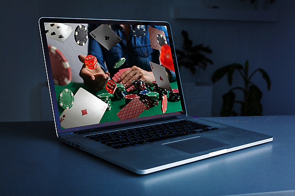 포토 JPG 해외이미지 한명 들기 성인 노트북 포커칩 도박 카지노 포커 성인한명만 해외202309 해외포토 1 모션 사람 전자제품 게임 트럼프 성인만 파일형식