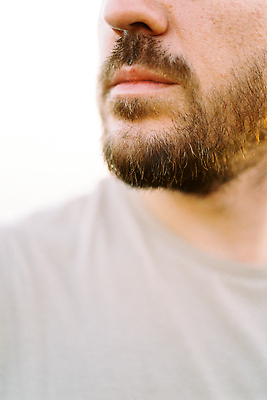 포토 JPG 해외이미지 백인 1 남자 컨셉 티셔츠 수염 한명 야외 닫기 피부 콧수염 입술 혼자 스타일 해외202309 해외포토 서양인 셔츠 모션 사람 신체부위 파일형식