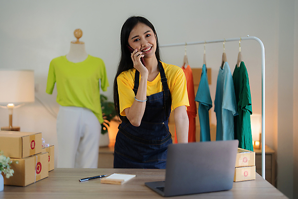 포토 JPG 해외이미지 여자 사업가 한명 상반신 성인 앞모습 노트북 작업 비즈니스우먼 옷걸이 사장 마네킹 통화 성인여자한명만 해외202309 해외포토 직업 1 뷰포인트 비즈니스 모션 사람 전자제품 직장인 여자한명만 성인여자만 파일형식