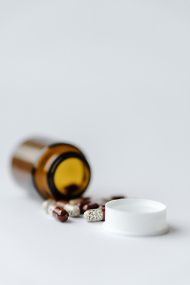 포토 JPG 해외이미지 컬러 과학 백그라운드 컨셉 건강 병원 사람없음 치료 빨간색 파란색 세트 알약 약 고통 흰색 그룹 약초 질병 약국 오브젝트 두통 처방 비타민 테라피 중독 흙더미 조제 돌봄 복용 진통제 치료제 헬프 화학물질 항생제 해외202309 해외포토 감정 의학 모션 뷰티 흙 도움 풀_식물 화학 만들기 영양소 파일형식 더미