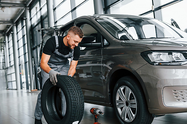 포토 JPG 해외이미지 전신 남자 자동차 한명 성인 옆모습 기계 작업 기술자 수리 고장 타이어 열정 정비공 교체 자동차정비 정비소 성인남자한명만 해외202309 해외포토 직업 1 감정 육상교통 뷰포인트 사람 남자한명만 성인남자만 파일형식