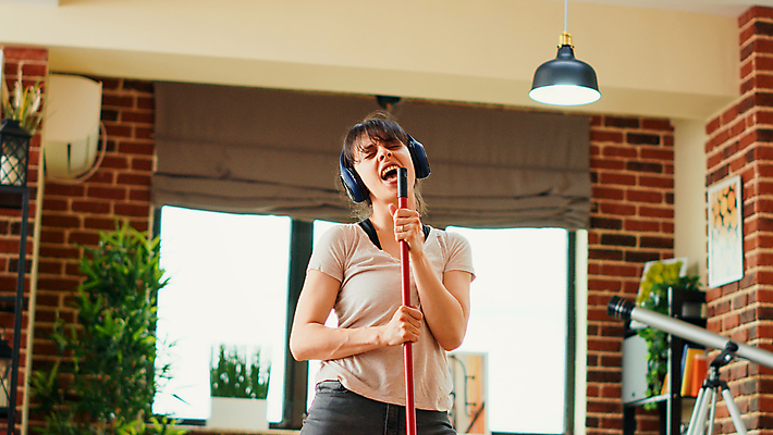 포토 JPG 해외이미지 백인 여자 행복 화초 노래 창문 한명 웃음 상반신 성인 앞모습 헤드폰 망원경 춤 청소 대걸레 성인여자한명만 해외202309 해외포토 서양인 식물 1 감정 음악 뷰포인트 음향기기 문화예술 표정 사람 청소도구 여자한명만 성인여자만 파일형식