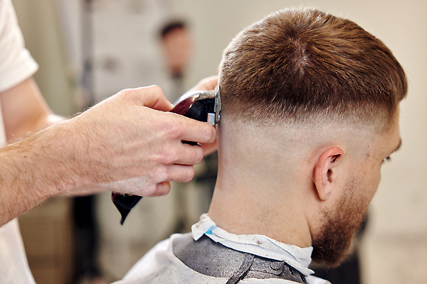 포토 JPG 해외이미지 헤어스타일 손 응시 남자 앉기 상반신 성인 두명 옆모습 장비 망토 미용사 이발 이발소 바리깡 성인남자만 해외202309 해외포토 직업 시선 뷰포인트 모션 사람 신체부위 뷰티샵 남자만 성인만 파일형식