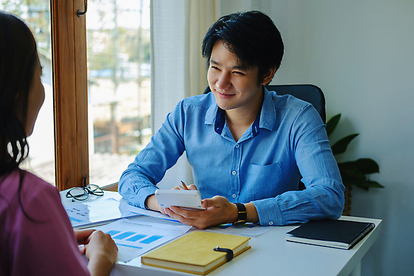 포토 JPG 해외이미지 직업 비즈니스 통신 성공 설계 사람 성인 두명 가로 금융 경제 사무실 저축 계산 계획 상품 위험 대표 토론 분석 동료 보고서 상담 경영자 투자 이익 회계 경영 마케팅 수입 예산 조언 생존 브레인스토밍 접근 해외202309 해외포토 컨셉 관계 리더 파일형식