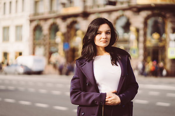 포토 JPG 해외이미지 라이프스타일 얼굴 생각 거리 갈색머리 한명 미소 사람 성인 야외 건물 파란색 뷰티 유행 걷기 어둠 산책 꿈 코트 가을 도시 센터 성자 고독 스마트 바둑 배려 심각 지능 혼자 해외202309 해외포토 1 헤어스타일 건축물 계절 감정 종교 컬러 컨셉 모션 놀이 휴식 표정 생활 신체부위 외투 파일형식