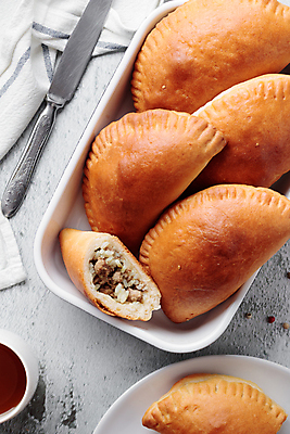 포토 JPG 해외이미지 접시 밥 단면 육류 사람없음 컵 나이프 냄비 시멘트 번 해외202309 해외포토 식기 음식 빵 식재료 칼 솥 파일형식