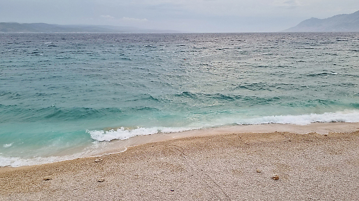 포토 JPG 해외이미지 유럽 바다 컬러 섬 여행 백그라운드 자연 하늘 휴가 휴식 파노라마 풍경 사람없음 야외 초록색 물 여름 파란색 뷰티 환경 맑음 조약돌 바위 전원 만 가장자리 지중해 휴양지 장면 크로아티아 터키석 수평선 해외202309 해외포토 자연요소 계절 나라 컨셉 날씨 촬영기법 장소 돌_바위 둘레 전기에너지 보석 생태계 파일형식