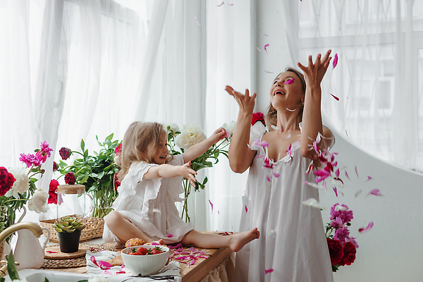 포토 JPG 해외이미지 그릇 원피스 여자 꽃잎 꽃 어린이 딸기 상반신 성인 두명 옆모습 금발 흰색 커튼 여자만 소녀만 흩날리기 해외202309 해외포토 식물 헤어스타일 식기 옷 뷰포인트 컬러 과일 모션 사람 어린이만 파일형식
