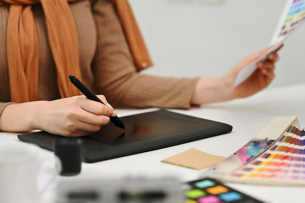 포토 JPG 해외이미지 여자 한명 들기 상반신 성인 태블릿 사무실 잡기 업무 디자이너 분사 컬러리스트 성인여자한명만 태블릿펜 해외202309 해외포토 컬러칩 직업 1 비즈니스 모션 사람 전자제품 스마트기기 펜 작업 여자한명만 성인여자만 파일형식