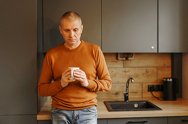 포토 JPG 해외이미지 백인 1 라이프스타일 남자 행복 음료 백그라운드 겨울 오렌지 비즈니스 아침 휴식 주택 실내 따뜻함 한명 사람 성인 컵 주방 기쁨 머그컵 잡기 비즈니스맨 뜨거움 긍정 혼자 해외202309 해외포토 주간 서양인 식기 계절 감정 컨셉 과일 모션 내부 건물 생활 직장인 파일형식