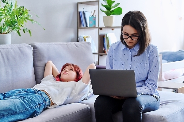 포토 JPG 해외이미지 백인 직업 여자 통신 노동자 스트레스 함께함 고등학교 건강 대화 사람 두명 10대 노트북 사무실 듣기 모임 환자 의사 도움 상담 방문 문제 테라피 돌봄 사춘기 소셜 우울증 정신과 정신과의사 조언 지원 치료사 심리치료 카운슬러 해외202309 해외포토 서양인 컨셉 비즈니스 의학 학교 모션 청소년 병원 말하기 치료 전자제품 뷰티 의료진 질병 상담원 심리 파일형식