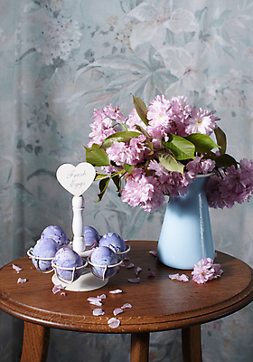 포토 JPG 해외이미지 꽃잎 잎 봄꽃 탁자 사람없음 장식 꽃병 부활절계란 해외202309 해외포토 식물 꽃 가구 부활절 계란 봄 파일형식