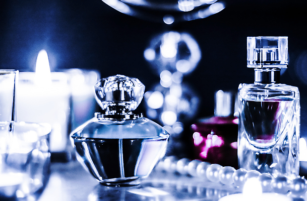 포토 JPG 해외이미지 촛불 유리 사람없음 파란색 반사 투명 분위기 고급 향수 보케 진주 향수병 해외202309 해외포토 컬러 컨셉 초 재질 화장품 보석 병_담는 파일형식