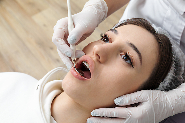 포토 JPG 해외이미지 직업 여자 건강 치과 병원 한명 사람 성인 치료 약 거울 장비 시험 환자 의사 공구 오픈 입 치아 확인 치과의사 치과용품 약속 방문 돌봄 위생관리 치통 성인여자만 구강학 해외202309 해외포토 1 교육 의학 모션 관리 신체부위 의료진 도구 의료용품 소화기관 질병 여자만 성인만 파일형식