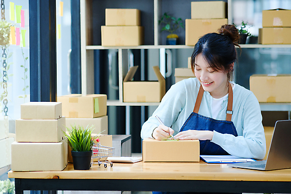 포토 JPG 해외이미지 여자 실내 한명 동양인 상반신 성인 쌓기 기록 택배 택배상자 박스포장 온라인쇼핑몰 성인여자한명만 해외202309 해외포토 1 포장 모션 사람 인종 내부 상자 운송업 쇼핑몰 온라인 여자한명만 성인여자만 파일형식
