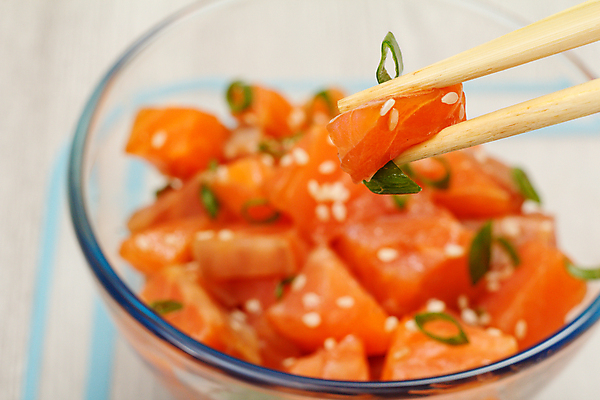 포토 JPG 해외이미지 전통 접시 음식 백그라운드 젓가락 양파 건강 어류 요리 사람없음 빨간색 초록색 우주 식사 저녁식사 사발 정상 해산물 날것 하와이 깨 연어 내추럴 점심식사 하와이인 해외202309 해외포토 외국인 식기 컬러 채소 식재료 수저 미국 수중동물 조미료 사기그릇 파일형식