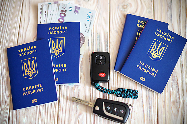 포토 JPG 해외이미지 해외 여행 백그라운드 컨셉 지도 돈 비즈니스 교통시설 자동차 휴가 사람없음 세계 여행객 운전 도움 폭발 충돌 문서 전쟁 여권 신분 커뮤니티 규칙 난민 규정 떠남 러시아인 소셜 우크라이나 지원 침범 이민 자선단체 국경 해외202309 해외포토 서양인 유럽 육상교통 교통 이동 모션 사람 그룹 재산 시설 자선 파일형식