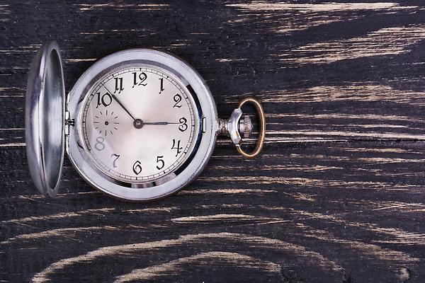 포토 JPG 해외이미지 시계 백그라운드 컨셉 탁자 사람없음 목재 숫자 금속 골동품 시간 오픈 원형 클래식 우아함 은색 주머니 손목시계 싱글 복고 다이얼 구식 분 옛날 방식 해외202309 해외포토 도형 나무 문자 컬러 가구 재료 장신구 재질 파일형식