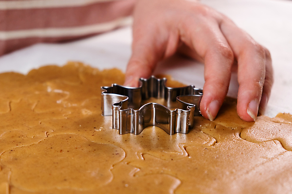 포토 JPG 해외이미지 모양 음식 크리스마스 겨울 탁자 휴가 디저트 관리 사람없음 장식 쿠키 과자 금속 축제 빵집 눈송이 달콤 맛 자르기 굽기 심볼 준비 날것 곰팡이 페스츄리 핸드메이드 맛있는 해외202309 해외포토 계절 기념일 빵 가구 컨셉 모션 재질 눈_날씨 상점 구이 파일형식