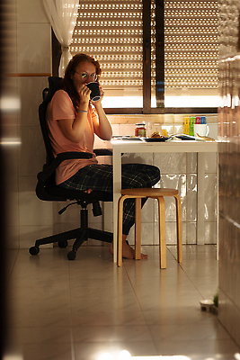 포토 JPG 해외이미지 백인 라이프스타일 웰빙 여자 안경 커피 음식 비즈니스 창문 탁자 아침 주택 실내 건강 요리 한명 앉기 성인 빛 스마트폰 주방 식사 신선 비즈니스우먼 아침식사 먹기 주말 점심식사 혼자 맛있는 해외202309 해외포토 주간 서양인 1 잡화 음료 가구 모션 사람 내부 건물 생활 핸드폰 스마트기기 직장인 파일형식