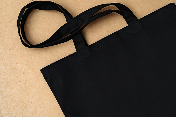 포토 JPG 해외이미지 사람없음 검은색 에코백 베이지색배경 카피스페이스 해외202309 해외포토 컬러 백그라운드 가방 공백 에코 베이지색 파일형식