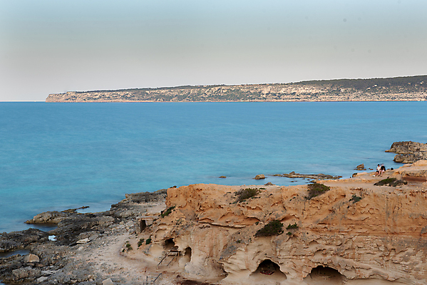 포토 JPG 해외이미지 동물 호수 모래 바다 섬 여행 백그라운드 오렌지 자연 하늘 아침 낚시 휴가 앉기 성인 사람없음 야외 목재 물 파란색 태양 뷰티 일출 항구 일몰 보트 스페인 저녁 큼 지중해 수평선 해외202309 해외포토 주간 자연요소 나무 유럽 컬러 배_교통 과일 재료 교통시설 모션 레저 사람 노을 야간 크기 생태계 파일형식