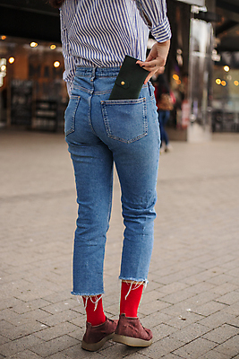 포토 JPG 해외이미지 손 여자 남자 백그라운드 돈 패턴 비즈니스 바지 성공 안전 사람 사람없음 금융 경제 갈색 유행 달러 검은색 어둠 저축 유로 벨트 청바지 비즈니스맨 비즈니스우먼 지갑 변화 재산 구매 주머니 가죽 투자 스타일 비용 해외202309 해외포토 잡화 컬러 컨셉 무늬 하의 신체부위 쇼핑 직장인 파일형식