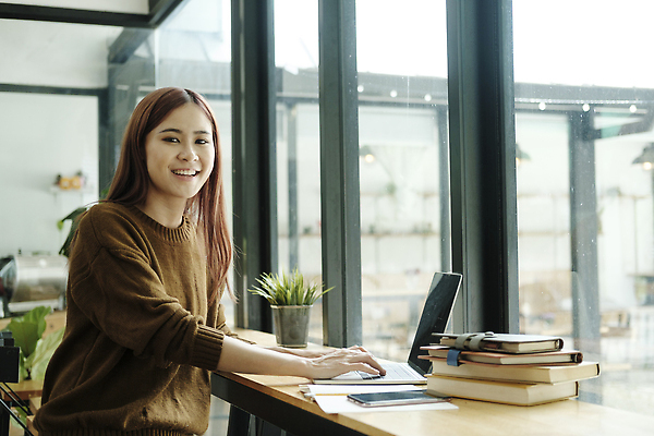 포토 JPG 해외이미지 학생 교육 인터넷 통신 학교 가정 수업 거리 주택 한명 노트북 학습 스터디 컴퓨터 독서 연결 강의 사이버 무선전화기 읽기 대학교 멀리 온라인 동영상 영상통화 온라인강의 사회적거리두기 해외202309 해외포토 1 캠페인 모션 사람 건물 전자제품 전화기 통화 파일형식 언택트