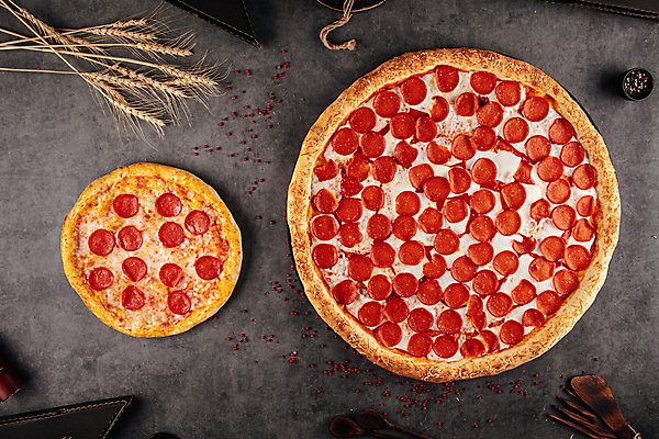 포토 JPG 해외이미지 피자 사람없음 비교 작음 큼 페퍼로니 페퍼로니피자 해외202309 해외포토 컨셉 패스트푸드 서양음식 소시지 크기 파일형식