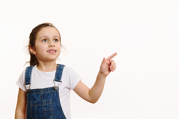 포토 JPG 해외이미지 스튜디오촬영 백인 캐릭터 응시 초등학생 어린이 티셔츠 한명 뷰티 가리킴 표현 자신감 찡그림 스마트 흰배경 보안 개성 포니테일 걸음마 고립 성격 카피스페이스 해외202309 해외포토 서양인 1 학생 헤어스타일 시선 감정 백그라운드 컨셉 셔츠 모션 실내 표정 안전 사람 손짓 공백 흰색 파일형식