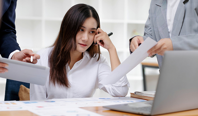 포토 JPG 해외이미지 직업 여자 상의 회사 비즈니스 그래프 설계 노동자 아이디어 직장 함께함 한명 금융 사무실 뷰티 자료 업무 비즈니스맨 비즈니스우먼 그룹 작업실 계획 토론 종업원 분석 동료 보고서 문서 투자 분석가 브레인스토밍 해외202309 해외포토 1 옷 남자 컨셉 관계 사람 경제 작업 직장인 파일형식
