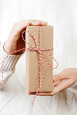 포토 JPG 해외이미지 손 여자 행복 감정 리본 백그라운드 크리스마스 가족 관계 휴가 친절 새로움 새해 주택 발렌타인데이 선물 사랑 사람 사람없음 빨간색 상자 뷰티 놀람 기쁨 낭만 덮개 축하 잡기 생일 황금 선택 주기 2018년 노엘 혼자 해외202309 해외포토 기념일 컬러 컨셉 모션 데이이벤트 표정 건물 신체부위 뚜껑 연도 파일형식