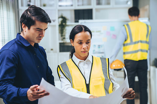 포토 JPG 해외이미지 여자 남자 회의 협력 책장 상반신 성인 옆모습 세명 사무실 직장인 엔지니어 화이트보드 안전조끼 성인만 해외202309 해외포토 직업 뷰포인트 가구 비즈니스 사람 기술자 파일형식