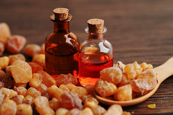 포토 JPG 해외이미지 사람없음 쌓기 숟가락 향수 향 아로마테라피 오일병 유향 해외202309 해외포토 모션 수저 화장품 향료 테라피 파일형식