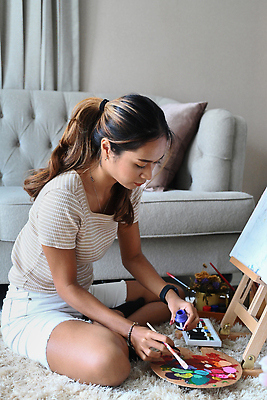 포토 JPG 해외이미지 전신 여자 미술 한명 동양인 성인 옆모습 소파 물감 카펫 붓 그리기 팔레트 이젤 그림 가부좌 캔버스 성인여자한명만 해외202309 해외포토 1 뷰포인트 의자 모션 문화예술 사람 앉기 인종 미술도구 여자한명만 성인여자만 파일형식